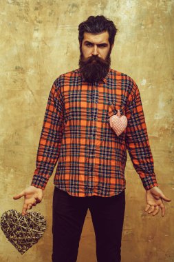 İki kalp ile ciddi adam sakallı