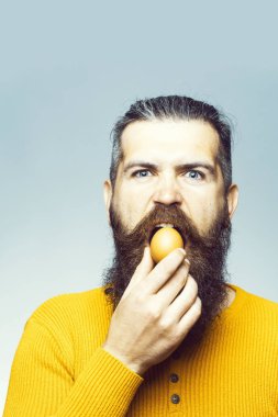 yumurta ile ciddi sakallı adam