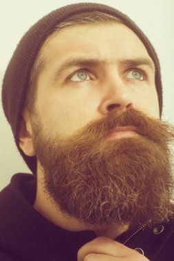 Sakallı ciddi acımasız beyaz adam siyah şapkalı