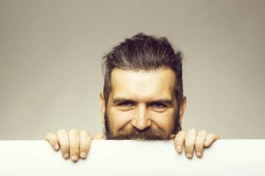 kağıt ile gülümseyen adam