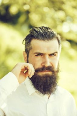 Mavi gökyüzü üzerinde sakallı adam