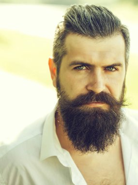 Mavi gökyüzü üzerinde sakallı adam