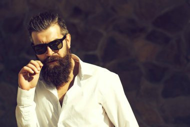 sakallı adam gözlüklü