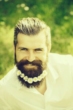 Sakallı yakışıklı adam.