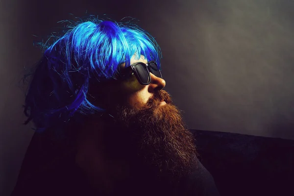 Красавчик в синем парике — стоковое фото