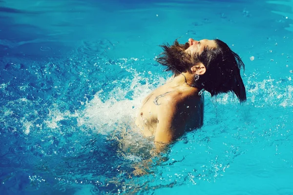 Hombre barbudo en la piscina — Foto de Stock