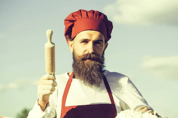 Hombre cocinero celebración rodillo — Foto de Stock