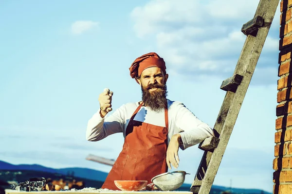 Homem chef cozinhando massa — Fotografia de Stock