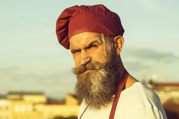 赤い帽子で髭の男の料理 — ストック写真