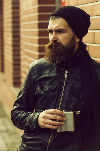 Hombre barbudo serio hipster con tarro metálico en chaqueta de cuero — Foto de Stock
