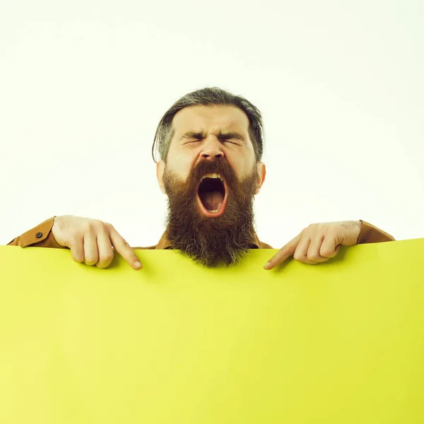 Кричать бородатый человек хипстер с зеленой бумагой изолированы на белом — стоковое фото