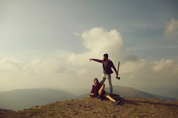 Hombre y chica en la montaña — Foto de Stock