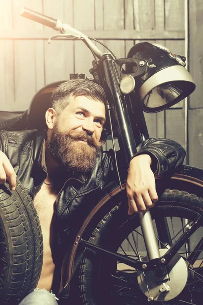 Homem barbudo hipster motociclista — Fotografia de Stock