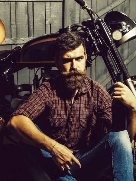 Bebaarde man hipster biker — Stockfoto