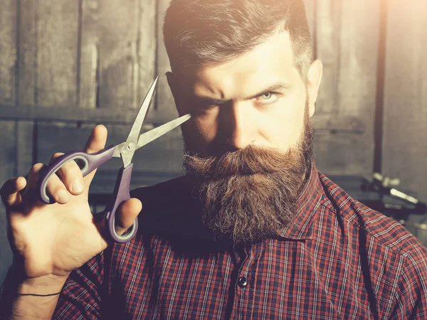 Barber, vousatý muž s nůžkami — Stock fotografie