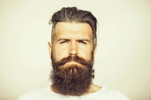 Bărbat cu barbă serioasă — Fotografie, imagine de stoc