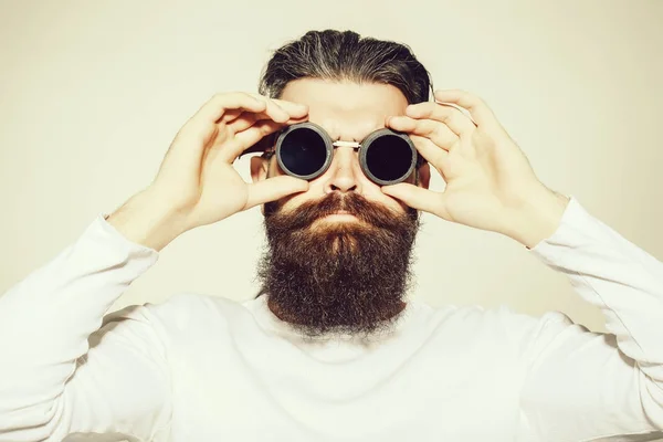 Hombre barbudo en gafas piloto — Foto de Stock