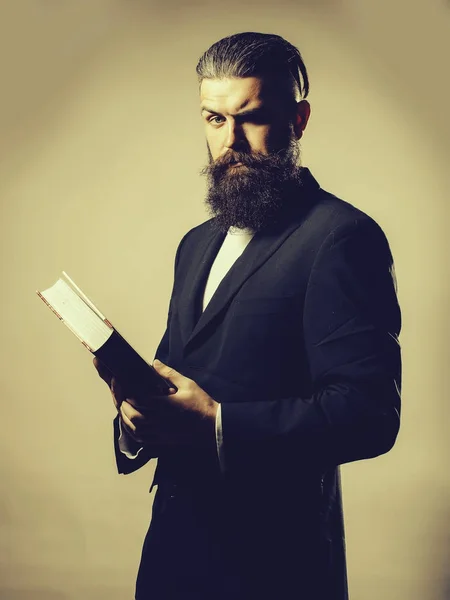 Barbuto bell'uomo con libro — Foto Stock