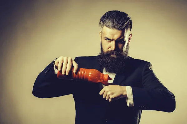 Bearded man with ketchup bottle — Stock Photo, Image