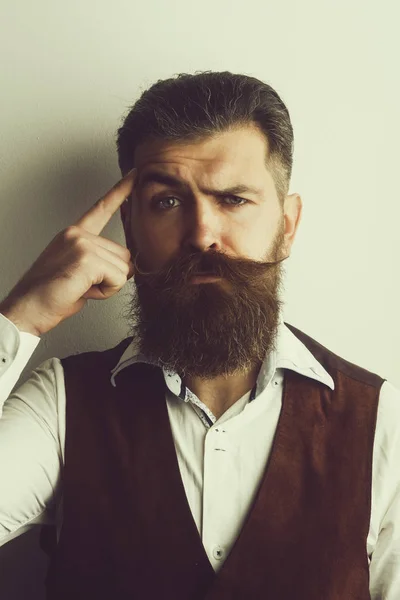 Hombre barbudo, brutal hipster caucásico con cara seria —  Fotos de Stock