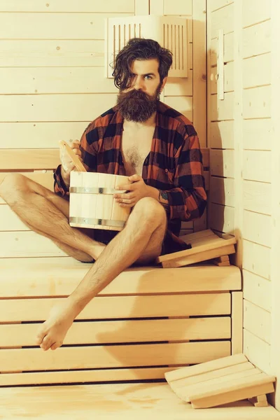 Pohledný vousatý muž v dřevěné vaně s nakládacím zařízením — Stock fotografie
