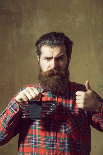 Frons bebaarde man bedrijf in de verzameling van de Momentsleutels met duimen — Stockfoto