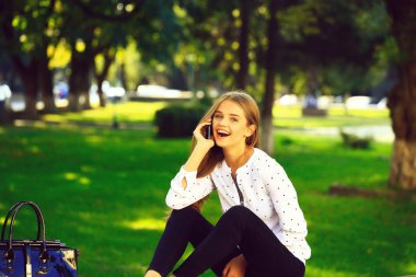 sarışın sevimli kız güneşli