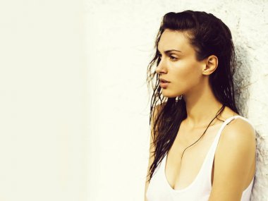 kadın beyaz duvar arka plan üzerinde