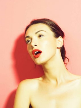 pembe bir arka plan üzerinde güzel bir kız