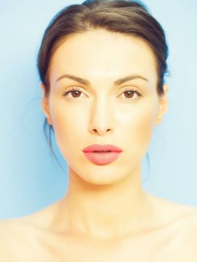 mavi zemin üzerine güzel bir kız