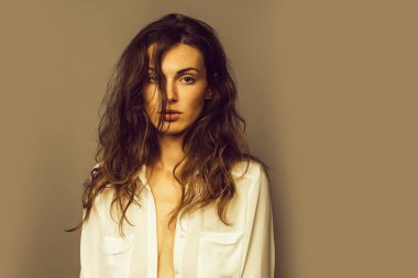 Beyaz gömlekli seksi genç kadın