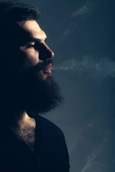 Бородатый человек с дымом — стоковое фото