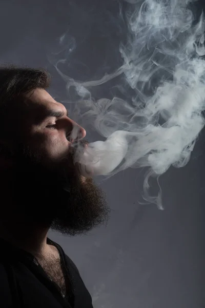 Szakállas férfi, a füst — Stock Fotó