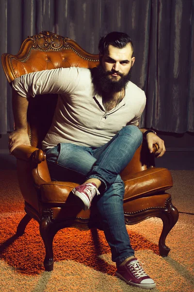 スタイリッシュな男の椅子の上 — ストック写真