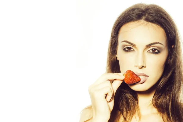 Sexig kvinna äta röd jordgubbe — Stockfoto