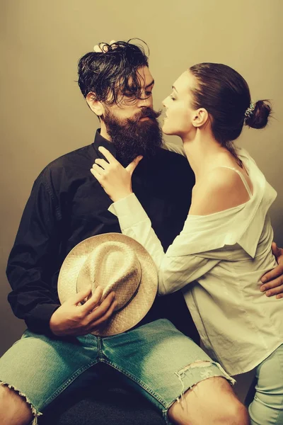 Joven elegante sexy pareja con sombrero — Foto de Stock