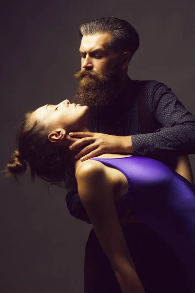 El hombre sostiene el cuello de la mujer —  Fotos de Stock