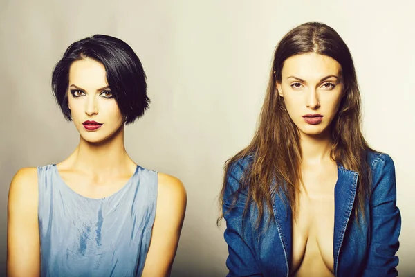 Due belle donne alla moda — Foto Stock