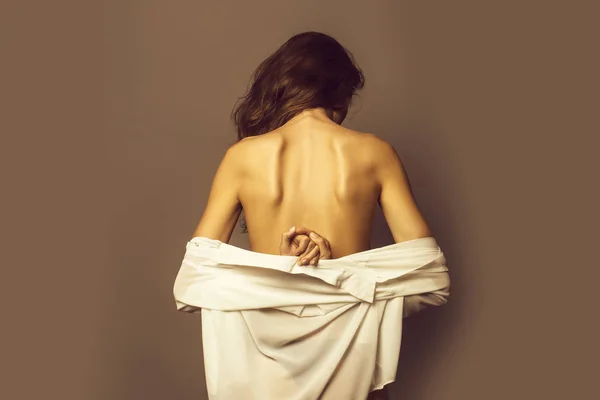 Sexy mladá žena v bílé košili — Stock fotografie