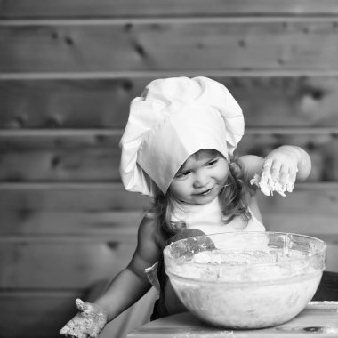 Mutlu çocuk hamur yoğurur