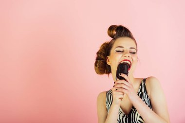 Kadın şarkıcı şık retro saç ve makyaj.