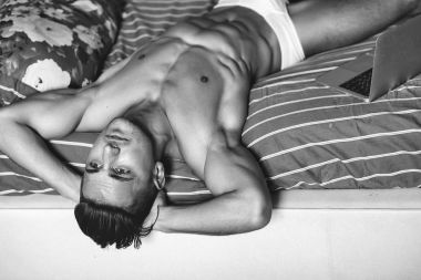 Dizüstü bilgisayar ile kas adam