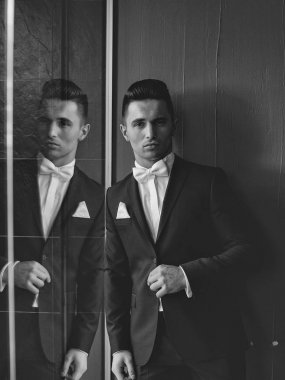 Zarif adam aynaya yansıtır