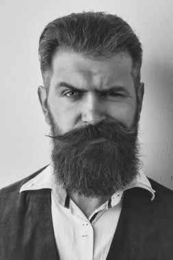 sakallı adam, acımasız beyaz hipster üzgün yüz ile