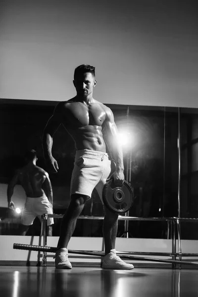 Uomo muscoloso con bilanciere — Foto Stock
