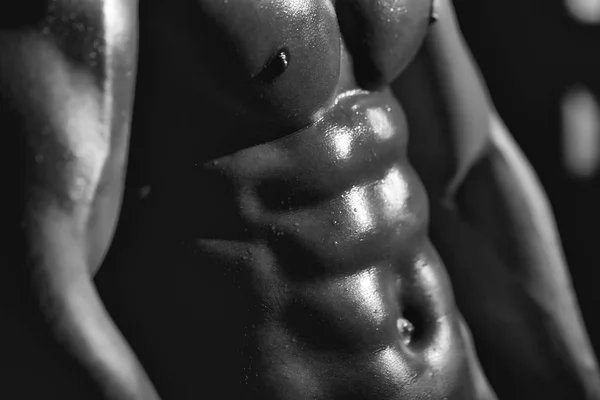 Muskulös man våt torso — Stockfoto