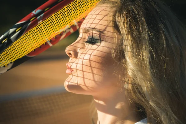 Athlète fille avec ombre nette sur le visage le jour ensoleillé — Photo