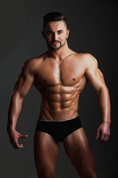 Hombre con cuerpo muscular y torso . — Foto de Stock