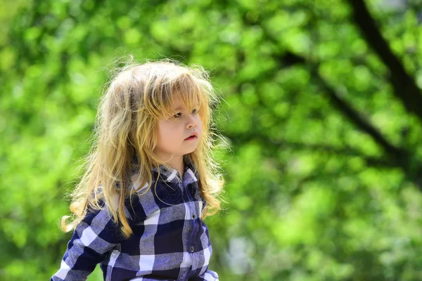 Kid met lang blond haar in plaid shirt buiten — Stockfoto