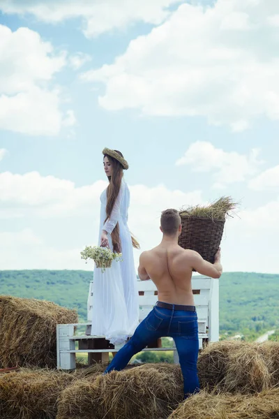 Casal apaixonado na paisagem da montanha — Fotografia de Stock